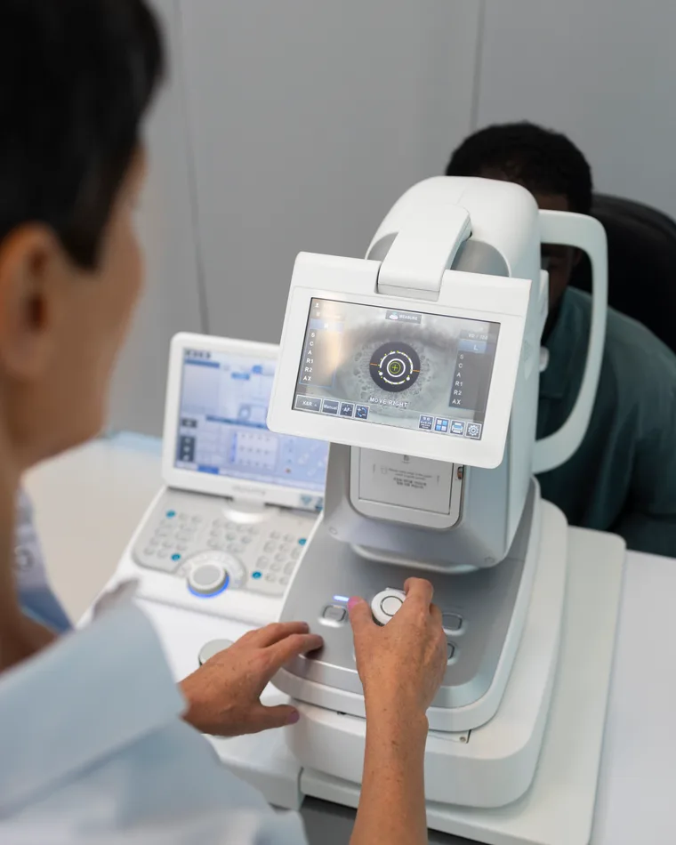 Oftalmologista realizando exame diagnóstico em equipamento de alta tecnologia